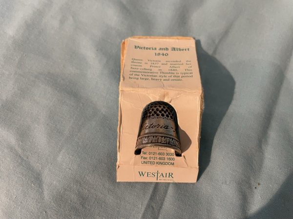 victoria-and-albert-thimble-Vintage-265713693821