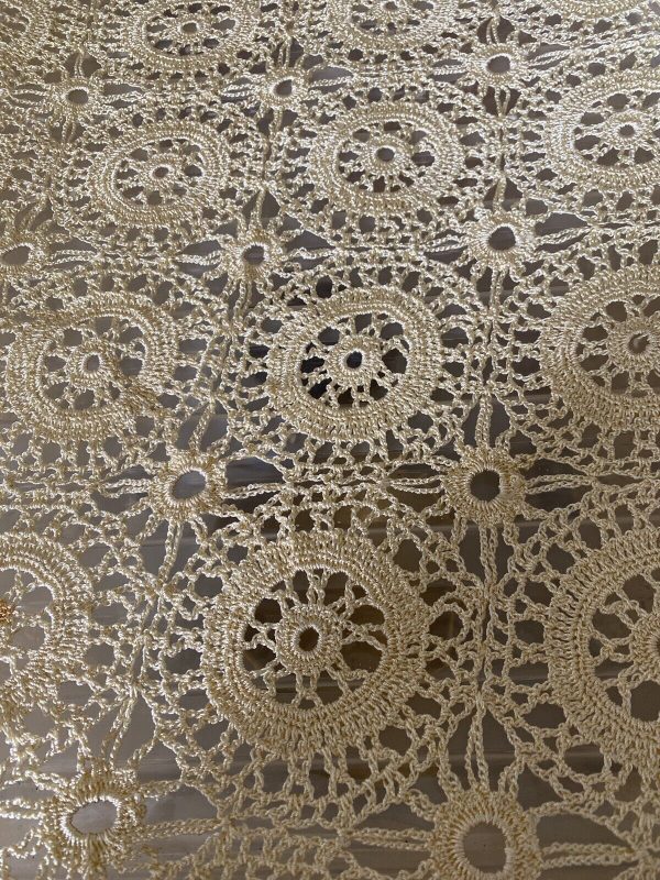 VINTAGE-Tablecloth-Cream-Hand-Crocheted-Lace-Design-Absolutely-Stunning-265813185553-2