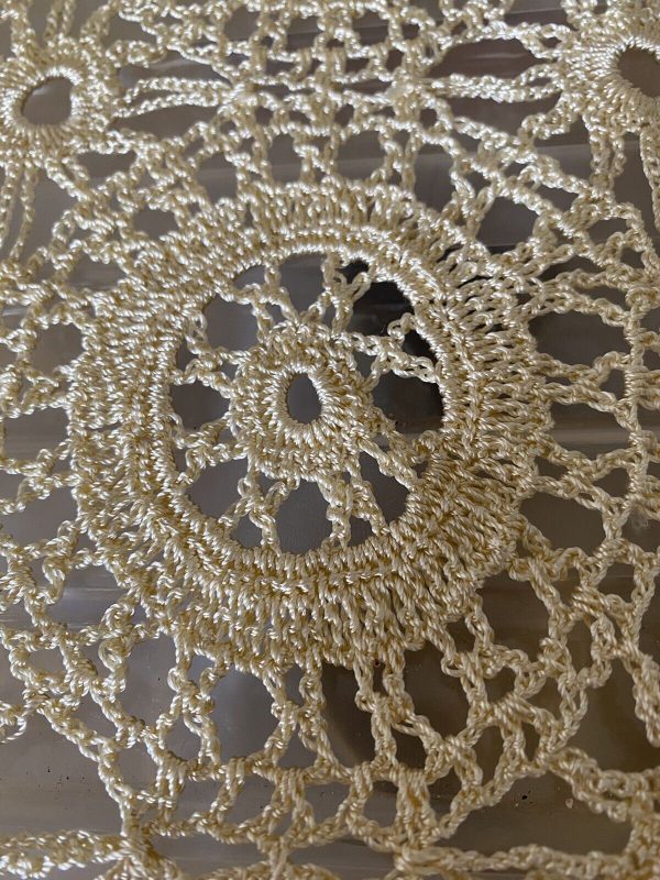 VINTAGE-Tablecloth-Cream-Hand-Crocheted-Lace-Design-Absolutely-Stunning-265813185553-3