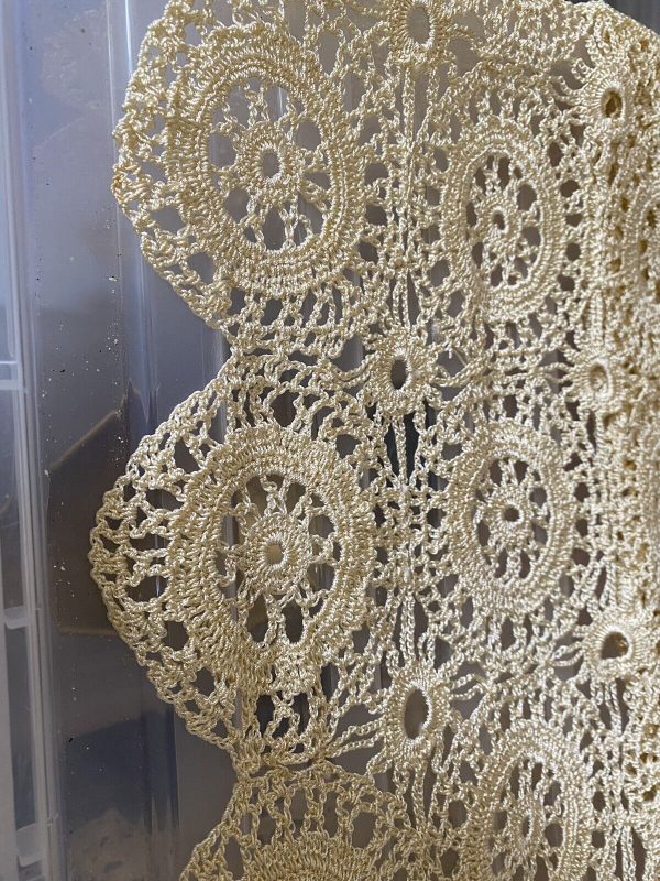 VINTAGE-Tablecloth-Cream-Hand-Crocheted-Lace-Design-Absolutely-Stunning-265813185553-4